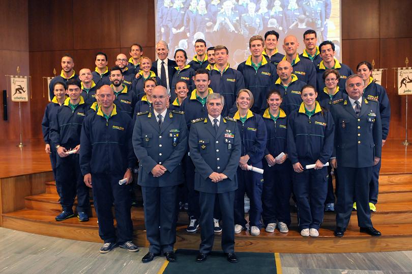 GLI ATLETI DELLE FIAMME GIALLE PREMIATI A ROMA DAL COMANDANTE GENERALE.